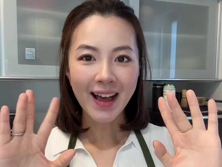 日本人每天离不开的一碗汤!3分钟日式快手无油味增汤
🍲
味增汤对于日本人来说是“不可或缺的存在”
他们不管在外面还是在家里吃饭
一定都会配上一碗“味增汤”
🍲
味增酱是发酵食品,对于身体的好处特别多
不仅营养健康而且特别的美味!
在日本有“白味增”和“红味增”
“白味增”口感偏淡
“红味增”口感偏咸
两种都好喝 都很推荐!
🍲
传统的味增汤做法特别讲究
需要用海带结和柴鱼片慢慢熬煮出汁(高汤)
作为味增汤的基础
但今天我要教大家“最快速”可以做出美味的味增汤做法
像我一样忙碌的日本主妇们都喜欢使用“出汁バック(高汤包)”来制作味增汤
“出汁バック(高汤包)” 用法很多
不仅可以用于味增汤的味觉基础
还可以用于乌冬面、拉面、普通料理时使用
而且清淡健康没有任何化学添加
是日本主妇们的料理帮手!
🍲
今天教给大家的这道味增汤
是在日本最常见最普通的一道做法
不过大家也可以根据自己喜欢口味
加入任何蔬菜、海鲜等制作味增汤
🍲
最后,制作味增汤时
味增酱一定要在最后开锅时把火调到最小时再放入噢!
这样就不会破坏味增酱的口感和营养!
#低脂低卡 #懒人美食 #味增汤#日本主妇