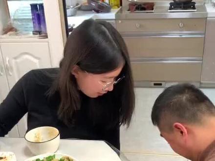 重发有扰请谅解!女儿吃饭手不扶碗,这个坏习惯必须要改掉#内容太过真实 #家庭日常 #爸爸带娃