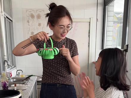 果粒放学神神秘秘藏起来的礼物🎁,母亲节致世上最伟大的妈妈。#记录真实生活 #母亲节快乐 #眼镜湿巾