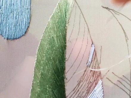 前两天发了一个苏绣的基础针法针法教程,套针。今天接着那个针法加大一点难度,讲一下套针如何拐弯,新同学要先看前面的教程,再回来看这个教程会更加理解,如果你们还想听我讲什么样的针法,可以评论区留言,觉得对你有帮助的可以点赞收藏,同学们,别忘了一点半来直播间,我们一起绣花。 #苏绣教学 #苏绣教程 #苏绣针法教程 #刺绣 #刺绣教程