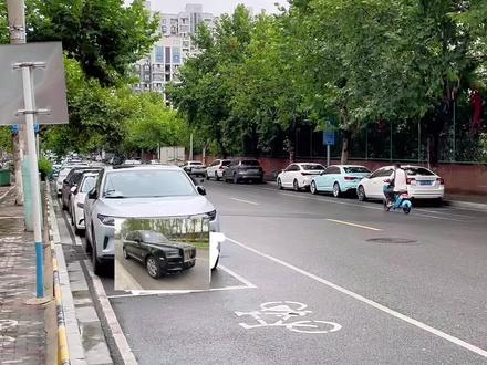 施划收费停车位,占用非机动车道,涉嫌违法。安全出行。#安全出行