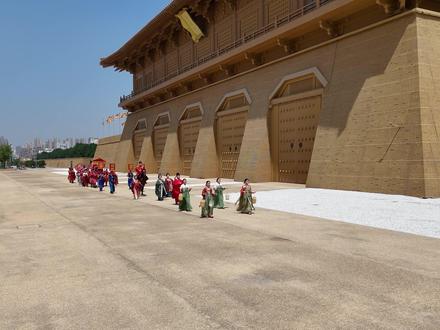 大明宫遗址公园 千年宫阙诉沧桑 “九天阊阖开宫殿,万国衣冠拜冕旒。” 在大明宫遗址,让人不由得想起,王维笔下的盛唐气象。 如今,踏入这片承载着,厚重历史的土地,往昔的辉煌与荣耀,勾起我们对盛唐文明的,无限向往与追思。
大明宫始建于唐太宗贞观八年,作为政治中心和国家象征,它雄踞西安的龙首原,占地面积约 3.84 平方千米,面积是北京故宫的4.5 倍。这里见证了 “贞观之治”“开元盛世” 等大唐最鼎盛的时期。令人惋惜的是,经历安史之乱的战火、黄巢起义的动荡后,在唐昭宗天佑元年,大明宫被彻底焚毁。
如今,昔日的宫殿已不复存在,但大明宫仍被称为“中国宫殿建筑的巅峰之作”,对中国明清故宫及日本和韩国等东亚宫殿建筑产生了重要影响。