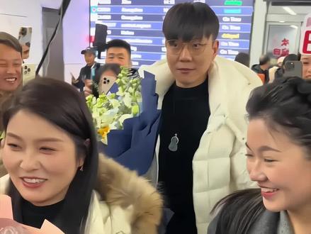 徐海莉夫妇已经到达奉节,并登上索图大舞台,明天举办干亲家仪式#徐海莉#索图#洗面奶#好物推荐🔥 #国货