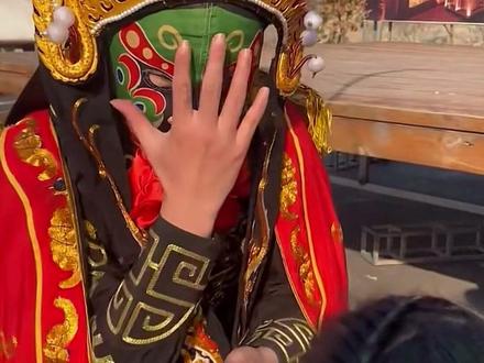 #变脸 小时候遇到这种变脸还有点怕#非物质文化遗产 #民俗文化 #弘扬戏曲文化 #川剧变脸