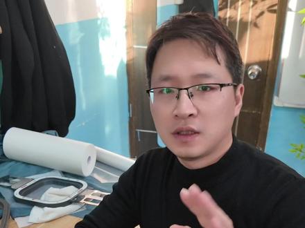 玩偶开版|关于电脑绣花,我终于有成果了! -
学习绣花软件制版的时候,过程还好
也终于做完了蝙蝠挂偶的绣花版,
转到绣花机上去绣的时候,又出现了很多问题,
绣花机卡线,拆掉梭床重装就弄了一天多时间,绣的过程中还有断线、频繁误报警等……
虽然说有点艰难,总归是全部绣出来了,肯定还没那么好,
先这样做第一次玩偶打样吧
#自学玩偶开版 #电脑绣花 #绣花 #威尔克姆 #毛绒玩具
