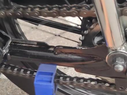 #摩托车 #摩托车改装 #摩托车修理 你这种带链条盒的也要定期检查,不拆不知道,一拆吓一跳,话说链条腊第一次用喷成这样是不是就可以了