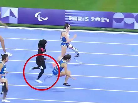 颠覆认知的残奥决赛!不靠刀锋一路领跑,终点离奇碰撞惹热议 #比赛现场 #体育 #名场面 #残奥会 #田径