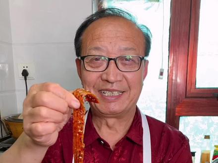 陕西手工辣条做法,在陕西街头到处都可以见到这种手工辣条,自己也可以在家做,味道一样撩咋咧。#抖音美食创作人