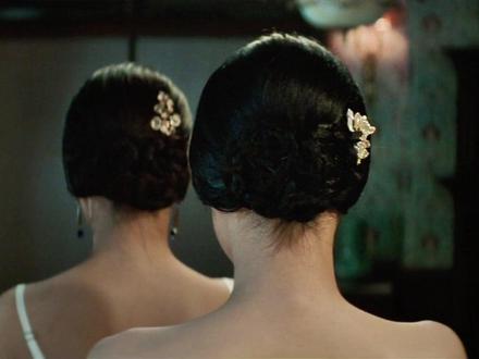 贵族小姐与女佣的致命反转,谁才是真正的掌局者? 《小姐》(原名《아가씨》,英文片名《The Handmaiden》)是韩国导演朴赞郁于2016年执导的悬疑电影。影片改编自英国作家莎拉·沃特斯的小说《指匠情挑》,但将故事背景移植到1930年代日本殖民统治下的朝鲜。
影片讲述了一个围绕巨额财产展开的“骗中骗”故事。觊觎贵族小姐秀子财产的骗子藤原,雇佣了出身贼窝的少女淑姬作为女仆潜入其府邸,意图促成小姐与自己的婚姻并侵吞财产。然而,在阴谋与欲望交织的深宅大院里,淑姬与秀子小姐之间产生了危险而真挚的情感,导致骗局层层反转,所有人的真实意图逐渐浮出水面。
电影以其精妙的三段式反转叙事、极致华丽又阴郁的美学风格(美术、服装、摄影均获高度赞誉),以及对情欲、权力压迫和女性觉醒的大胆探讨而闻名。它入围了第69届戛纳电影节主竞赛单元,并在全球范围内获得了艺术与商业上的成功,被视为一部将类型片元素与作者表达完美结合的作者电影。
该片由金敏喜、金泰梨、河正宇、赵震雄主演,演技备受肯定。#青年创作者成长计划 #悬疑