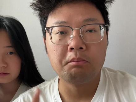 报警没有,很多朋友非常关心,刑侦的帽子叔叔已经在帮忙调查了,他们非常认真负责,帮我详细的分析讨论了,叫我等几天,看这个能不能立上案,如果不能的话只能走民事诉讼了。
另外我是在郑州中牟县。世界好人还是很多,关心的,问我们是否需要帮助的。很谢谢大家。
但是还是有些人,我不知道为什么恶意那么大,第一就是我从始至终都没有说过我是来助农的,因为我以前是真做过助农这个事,我们几个村的老乡都知道,所以我知道助农这个事不好做,所以我现在没做这个事更不会打这个旗号,我说的是通过视频了解到这边蒜薹多,就过来帮忙卖,我没说过一句我是来助农的你们快点支持快来买的话吧。偏偏有些人非要抓着这个不放,来攻击我们,真不知道是什么想法。非要扭曲人的意思吗
第二个一点情况都不了解,上来就网暴我们的,我从没有推卸过责任,首先我们一共就卖了两天,发现问题就立马停了,第一时间处理售后问题,该补的补了该退的退了,我再去找自己发货这边的问题,再来发视频谈论到这个问题,有的人上来就是网暴,可能有的人就是喜欢攻击人,哪怕知道真实情况也要先网暴了你在说,还有拿着网上的一些部分截图的非真实图片,就到处带节奏,甚至上升到了地域问题。
还有说要将我们送进去的,欢迎你来,不要光在网上口嗨,麻烦来点实际行动,送我进去喝茶