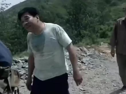 谁与争锋:小伙出狱回村报仇,在村口被村霸侮辱,暴怒两枪崩了他