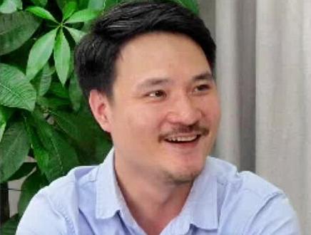 你怎么看待今年变化不大的苹果iPhone15系列手机?把中国的维修技术发扬到全世界的知名手机维修从业者刘伟文,他眼中的iPhone15有何不同?#iPhone15 #手机维修 #数码科技 #通讯 #二手