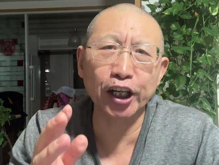 2020若尔盖草原十年之约:李微漪与狼王格林,狼雕藏着骨肉魂 重返狼群十周年:2020若尔盖,李微漪与格林的十年骨魂之约
2020年距李微漪2010年救狼王格林、2013年救其子飞毛腿已十载。若尔盖的风掠过狼雕,带起狼崽双截棍的气息——这是用它骨骸塑的魂。
格林携配偶辣妈、飞毛腿在雕前深嗅,它父母死于人类,孩子亦遭此劫。李微漪盼重逢,竟见于“骨碑”前。
格林藏了七年的红围巾被寻回,它曾叼野兔、羊羔、旱獭相赠。原来牵挂从非一厢情愿,这场人狼之约,是文明与野性最痛也最暖的共鸣。
#重返狼群 #李微漪 #生命共情 #格林 #诺尔盖