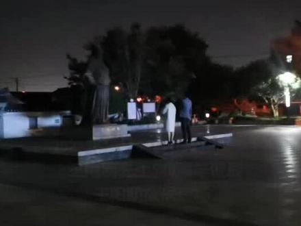 昨天晚上,余姚王阳明先生像前有两个人影,动作让人十分惊叹!他们在干什么?