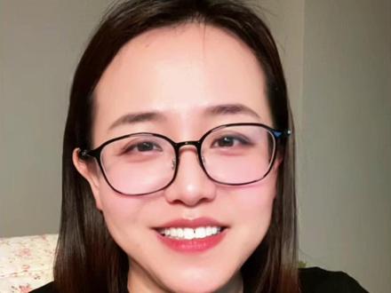 被人喊声悍妇,总好过当个胆小鬼。 为什么有的女人敢跟娘家人翻脸,敢跟婆家人顶嘴,甚至敢跟自己老公拍桌子?心理学上说,这才是正常的,因为她们有主见,懂底线,没有那些没用的羞耻感,更不怕被人讨厌。你讲理,我逻辑清晰句句在理;你不讲理,我战斗力瞬间拉满,反正我不吃哑巴亏。我有好好说话的教养,也有随时翻脸的底气。我宁愿被说“不好惹”,也不愿被夸“真懂事”。因为懂事的代价,经历过的人都懂。#女性成长 #共鸣 #女人一定要活成自己喜欢的样子 #认知 #人间清醒