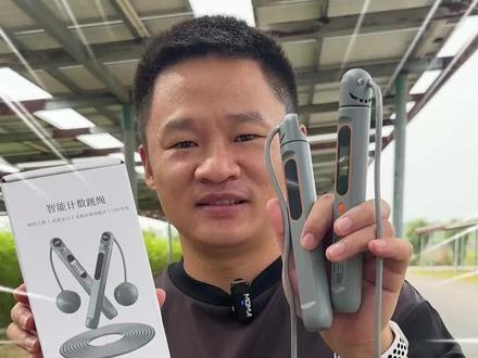 智能计数跳绳,有绳无绳双模式满足更多健身需求,自带高清显示屏,跳绳次数清晰可见,无绳和有绳两种选择,使用安卓充电口的设计,避免频繁更换电池,有了它随时随地就能锻炼身体