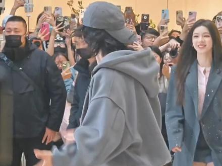 张予曦震撼美貌
迅猛龙真人超美
小鬼王琳凯少年感十足
#明星现场 #张予曦 #迅猛龙 #王琳凯小鬼