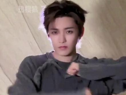 #侯明昊 侯明昊:顶着萌萌脸,干的却是勾引人的事 #萌脸烧 #帅哥 #反差 #颜值