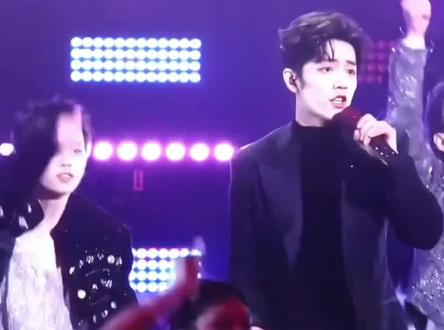 #肖战扭得我心花怒放 #肖战 这波跨年舞台,简直扭得我心花怒放,上头到不行!东方卫视零点压轴,他连唱四首,《现在不跳舞要干嘛》里摇滚迪斯科一扭就炸场,肩胯精准卡点,大长腿边走边笑,魅力四射,谁能抵挡得住!