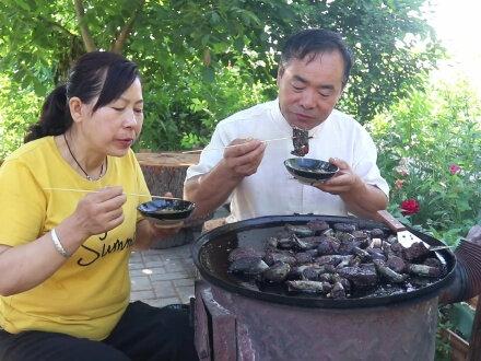 刚宰了一头羊,农村大叔做羊血灌肠,先煮后煎,老婆子吃痛快了