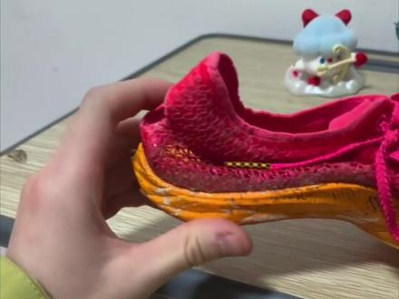 #抖加热门 有些东西不必多说,看一眼。就能想起很多回忆#钉鞋 #胜利一代钉鞋 #钉鞋解说 #运动装备 @上热门🔥🔥🔥