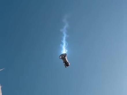 ⚠️城市突降巨型喇叭!谁敢动一下,谁就是“给”!
所有人都僵住不敢动,结果外星人笑着走出来:“地球是我的了!”
喇叭:恭喜你,成为第一个“给”👽
#ai视频 #谁动谁是给 #脑洞大开