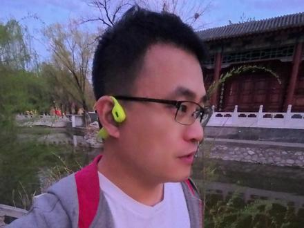五公里慢跑绝对是对抗衰老最有效的方式! 配速控制在 6 到 9 分钟每公里,别快别慢,就这个节奏刚刚好;
然后,心率得保持在 150 次每分钟以内,让身体一直处在舒服的有氧状态;
每次跑个 30 到 50 分钟,让身体好好激活一下;
每次能燃烧 300 到 400 大卡热量,这样的就叫有氧慢跑了。
#超慢跑的效果 #超慢跑打卡 #五公里打卡