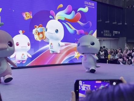 广博现场版气势如虹
gogogo,快来看大湾鸡跳气势如虹吧😽,冲冲冲!#萌物 #大湾鸡 #广东省博物馆 #气势如虹 #喜洋洋乐融融