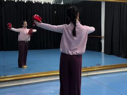 带劲儿的东北秧歌《谁家大美人》来咯,背面教程,一学就会,谁跳谁是大美人#东北秧歌#零基础学舞蹈 #民族舞蹈舞出民族特色 #一学就会系列