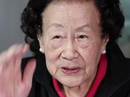 #105岁国医大师书写中医深情 国医大师陈彤云如今已是105岁高龄,她的出诊日程仍一如既往地安排得满满当当。百年人生,陈彤云看过中医的低谷——被取缔、被质疑、差点断了传承;也见证了中医的新生——进校园、入医保、走向世界。从被迫学医到甘之如饴,从诊室里的学徒到国医大师,陈老说,她这一生最得意的事,最终她走上了中医的道路。#国医大师陈彤云的百年坚守 #中医