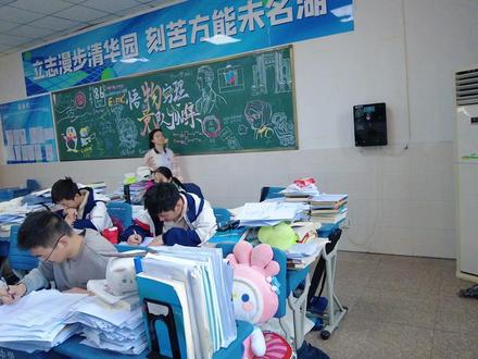 物理竞赛生?野生校园博主?看到绵阳高中生@六小鱼鱼鱼鱼鱼鱼 记录的校园生活,才知道原来17岁可以这么精彩!你的17岁回忆杀有没有奔涌而来? #绵阳教育 #高中校园 #抖音精选
出品:绵阳市新闻传媒中心
摄制:吴佳君 程露冰
编审:熊锐 申健