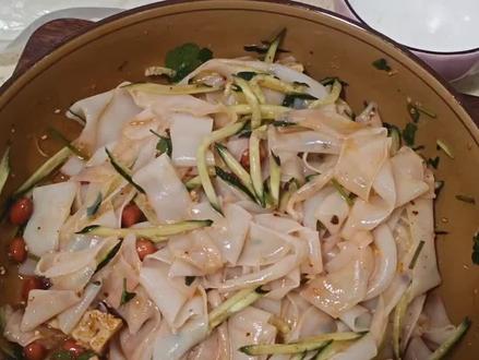 在家轻松实现凉皮自由,爱吃凉皮的别划走#记录生活美食 #创作者中心 #创作灵感 #凉皮的制作方法