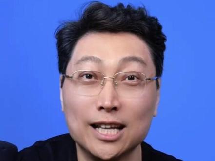 连读规则,推荐韩老师的讲解 1.前辅后元,直接连
2.同辅相连,听不见
3.爆破音最麻烦,遇到辅音听不见(爆破音听不见,停顿不读)(bptdkg)
4.两元相连要加音。(u收尾,加w;i收尾,加j)
5.字母t很极端,元音包围要变浊
6.特殊情况要变音。d+j 蜘;t+j 吃 ;s+j 湿
7.h音最难发,不如干脆忽略它
8.t在最后,可省略
#英语口语 #如何提升听力 #英语