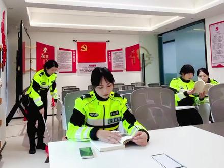 当女警被问“可以做我女朋友吗" 她会答应吗? #表白#直女#交警#交通安全