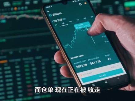 #白银 #黄金##避坑指南 #投资
国投白银今天涨了10个点,为什么?
就在 1 月 27、28 号这两天,
COMEX 白银库存发生了一件**非常不寻常的事:
👉 可交割的白银,被悄悄“撤走”了。
你以为这只是库存的短期波动,不,这其实是 逼空前,交易所最典型的一次“防守动作”。
先看 1 月 27 号。
●注册库存,也就是随时可以拿来交割的白银,
表面看增加了 5071.3盎司,
●但一扣掉系统调整的86w,实际反而是减少的。
●同时,另一类叫 合格库存 的白银,有大量被“挪动”。
但注意——
👉 这一天,总库存几乎没变。
什么意思?
不是银子进进出出,而是在仓单里“换位置”。
重点在 1 月 28 号。
这一天发生了三件事:
第一,
473 万盎司白银,直接从“可交割库存”,
被降级成“不可自动交割库存”。
这不是搬走银子,
而是一句话:
👉 “这批银子,不给你们交割了。”
第二,
在做完这个动作的同时,
市场还真的提走了 346 万盎司白银。
第三,
结果就是——
总库存一天少了 346 万盎司。
这才是最危险的地方。
如果只是库存下降,那是普通行情。
● 但现在是——可交割的白银 主动减少
●实物白银 正在被提走
●而白银期货的持仓量,并没有明显下降
翻译成人话就是:
纸面上的承诺还在,
但真正愿意拿出来交割的银子,正在消失。
这就是逼空出现之前,最标准的前兆之一。
这会对银价造成什么影响?
短期看,
👉 银价的下限被抬高了,
回调空间会越来越小。中期看,
👉 一旦多头在交割月不愿意平仓,
压力就会直接打到仓单上。
而仓单,现在正在被“收走”。
所以你现在看到的,
不是银价有没有涨完,
而是一个更重要的问题:如果哪天多头真的要货,
市场,还交不交得出来?
逼空不是“库存归零”才发生,
而是当市场意识到:
“如果继续要货,系统撑不了多久”。
而现在的数据,
已经第一次把这个问题,
摆到了台面上。