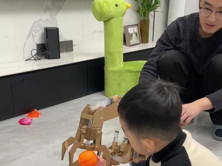 废纸箱做的抓球机玩具,主打一个省钱还好玩#废纸箱手工 #自制早教玩具 #幼儿园手工教程 #手工教程 #挖掘机玩具