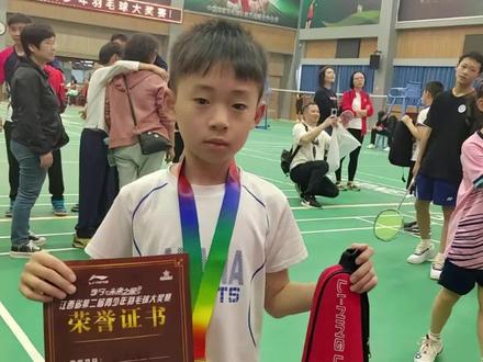 #羽毛球 廖百川小朋友勇敢做自己,尽情去释放对羽毛球的热爱,装备黄厂管够 #因为热爱所以坚持 #享受羽毛球带来的快乐 @🏸咔咔咔🏸