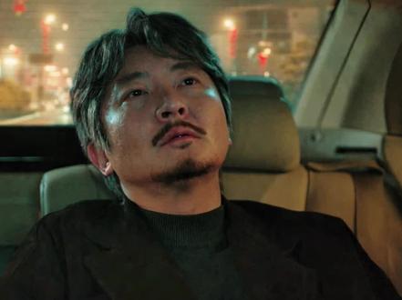 半生守望,一场诀别——《老舅》大结局杨小姐与老舅的意难平
鼎庆楼里那盘焦黑的鱼,是崔国明留给杨小姐最沉重的温柔。这个一辈子爱折腾的男人,在肺腺癌晚期耗尽气力,只为圆她一个等了十五年的念想——尝尝他亲手做的菜,就像当年在夜色歌厅,他唱着歌,她眼里藏着光的模样。杨小姐吃着鱼肉,嘴角带着满足的笑,泪水却砸在餐盘里,那不是难吃的苦涩,是半生牵挂终于落地的回甘与酸涩。
出租车里的重逢像一场穿越时空的梦。当年她借着酒意轻轻靠在他肩头,他礼貌地保持距离,心里装着家与妻;如今他昏昏沉沉睡去,生命正一点点流逝,她终于敢再次将头贴近他的肩膀,泪水无声滑落,洇湿了他的衣角。没有轰轰烈烈的告白,没有相守一生的承诺,只有一句“我等了你十年”的坦诚,和一段再也回不去的光阴。老舅心里始终住着亡妻李小珍,这份坚守让他成为了有情有义的人,却也让杨小姐的深情成了一场漫长的独舞。
杨小姐的等待太让人揪心。从卡拉OK里为他落泪的瞬间,到他负债时主动相助的真心,再到他远走他乡后独自坚守的孤单,她把爱意藏在岁月里,不求占有,只求他安好。可命运终究吝啬,给了他们一场迟来的相聚,却没给他们多一点相处的时间。当老舅在她肩头静静睡去,这场跨越十五年的单恋,终究以诀别画上句号。
最后送葬的人群里,她站在角落,看着两只白鸽掠过鼎庆楼的牌匾,那是老舅与舅妈重逢的信号,却是她余生思念的开端。原来成年人的爱情,最痛的不是未曾相爱,而是明明彼此懂得,却终究错过了岁月;最深情的不是相守,而是你走后,我带着对你的念想,过完没有你的余生。这场半生守望的情愫,像老房子檐下的风铃,风一吹,全是道不尽的意难平,让每个看懂的人,都湿了眼眶。
#老舅 #电视剧老舅 #创作者扶持计划 #爱情