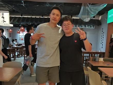 吃饭偶遇义渠君@高云翔 ,太喜欢小酒窝了,义渠君太帅了,很nice, 很有亲和力