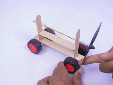 用雪糕棒和橡皮筋就能制作的风力小车,十分简单有趣#童年玩具 #手工diy #动手能力 #自制益智小玩具 #手工创意玩具制作