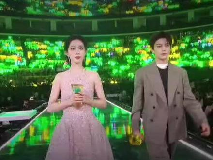 2025年度最具海外影响力艺人丁禹兮!!丁禹兮值得,后面全是海棠姐姐们给兮兮绿海排面,还有机场大屏,而兮兮为海棠们准备逆应援,饮品,发卡,全息投影(和兮兮合影),兮兮今天生病了,却依然要坚持参加活动到最后,因为那边有现场的海棠们在等他,兮兮你要照顾好自己,好好休息,平平安安的#丁禹兮#丁禹兮星光大赏#兮棠99#星光大赏 #WeTV全球代言人丁禹兮 #丁禹兮星光大赏