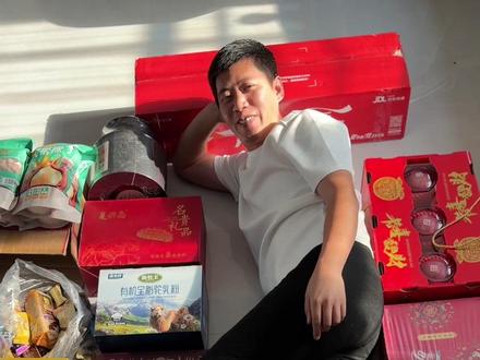 听说过年你们还得给老板送礼?我们这有点不一样……😂