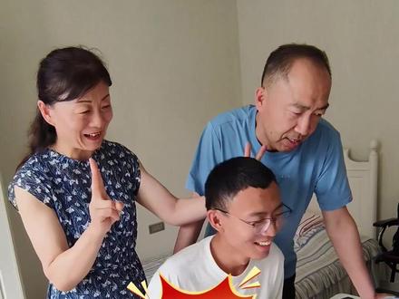 2024高考查分瞬间!全家人都跟着激动!点赞祝福所有考生! 6月25日18时,新疆2024年普通高考成绩开通查询。一起来感受这溢出屏幕的喜悦吧!#普通高考成绩 #高考 @抖音小助手 @DOU+小助手