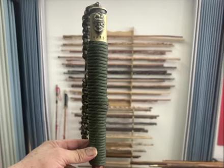 一根木棍子,从深山老林到成品棍杖,饱经沧桑,千刀雕琢方成器! 我们一起去登山吧#手工制作 #登山杖 #防身棍 #木棍 #鞭杆