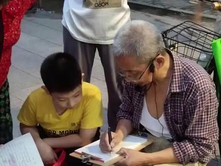 #邯郸73岁退休教师街边教书法 白发爷爷李贵江