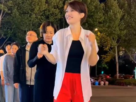 #抖音达人玩法中心 圈圈舞集合《目瑙纵歌》,这是夜晚降临,音乐想起的时候!#广场舞燃起来 #全民健身广场舞嗨起来💃🏻 #全民健身重在参与 #全民起舞