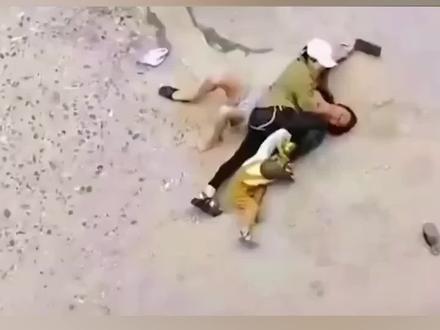 男子持刀行凶 围观群众无一人敢上前,突然一位母亲冲了上前来,拼尽全力把歹徒死死按住 Ψ335G