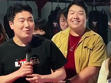 梁靖崑梁教授北电冠军讲堂 亲自上场授课 教学生打乒乓球 情绪价值拉满#国乒#王楚钦#梁靖崑
