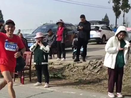 2023潜江返湾湖湿地马拉松轰轰烈烈拉开序幕。有一万名左右运动员参与全程 半程及健康跑。会有130名选手,直通2024武汉马拉松。#马拉松 #比赛现场 #传递奔跑的力量 #户外 #全民健身