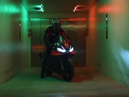 54次世界冠军,7次称霸WSBK!为竞速与胜利而生,最接近MOTO GP赛车的市售超级跑车——RSV4,及最强街霸Tuono V4,即将进入国内,售价今晚5月26日20:00公布!#aprilia #Rsv4 #每个男人都有一个机车梦